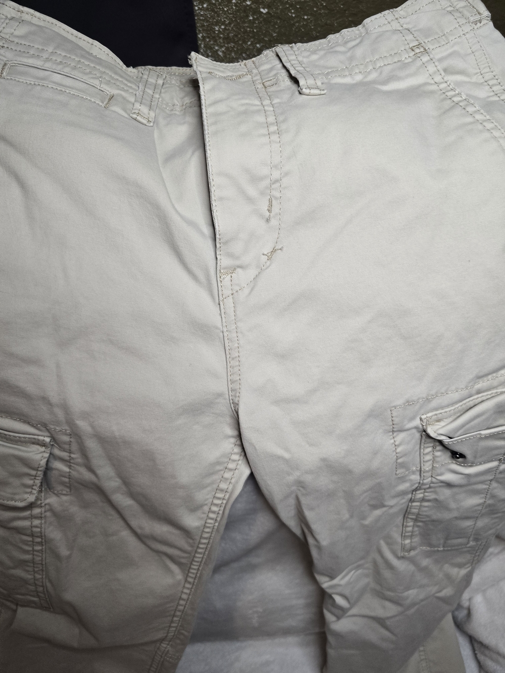American Eagle Outfitters Men's Cream Cargo Pants with Utility Pockets 29x34